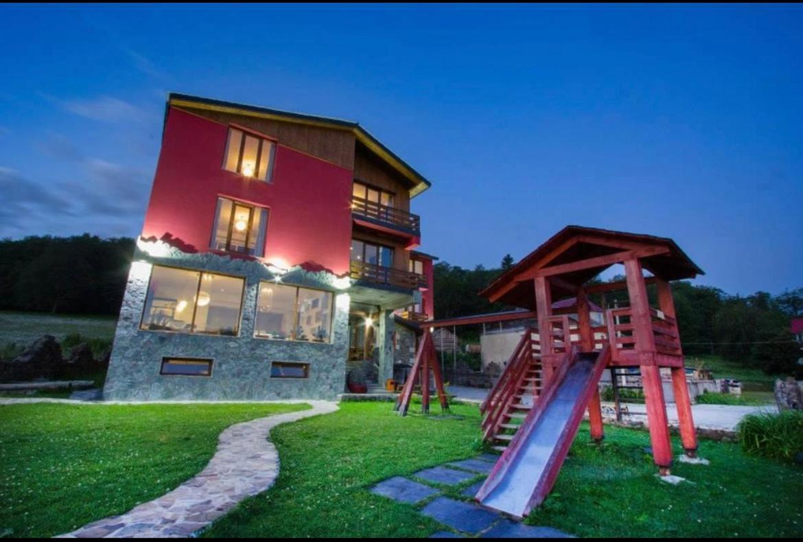 Red House Hotel Bakuriani Exterior foto
